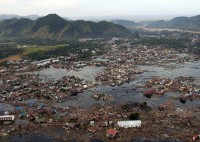 Een dorp nabij de kust van Sumatra dat zwaar getroffen is door een tsunami. / Bron: Philip A. McDaniel, Wikimedia Commons (Publiek domein)