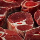 Minder vlees eten: voordelen voor gezondheid en milieu