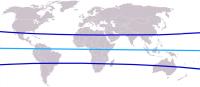 Een tekening van de evenaar (licht blauw) en de keerkringen (donker blauw). Het gebied dat tussen de keerkringen is gelegen wordt de tropen genoemd. / Bron: ErnstA, Wikimedia Commons (CC BY-SA-3.0)