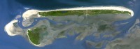 Links is Kachelotplate, daaronder Memmert en het lange eiland is Juist / Bron: NASA, Wikimedia Commons (Publiek domein)