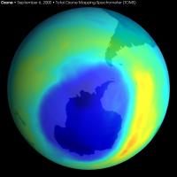 Het gat in de ozonlaag gemeten in 2000 / Bron: Publiek domein, Wikimedia Commons (PD)