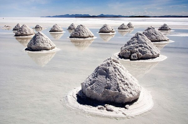 A salt flat in Bolivia, 'Salar de Uyuni' / Source: Luca Galuzzi (Lucag), edit by Trialsanderrors, Wikimedia Commons (CC BY-SA-2.5)